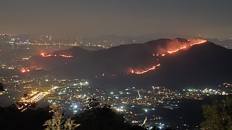 鸡公岭山火焚烧逾15小时未救熄一度逼近狗场消防射水扑救(图1)
